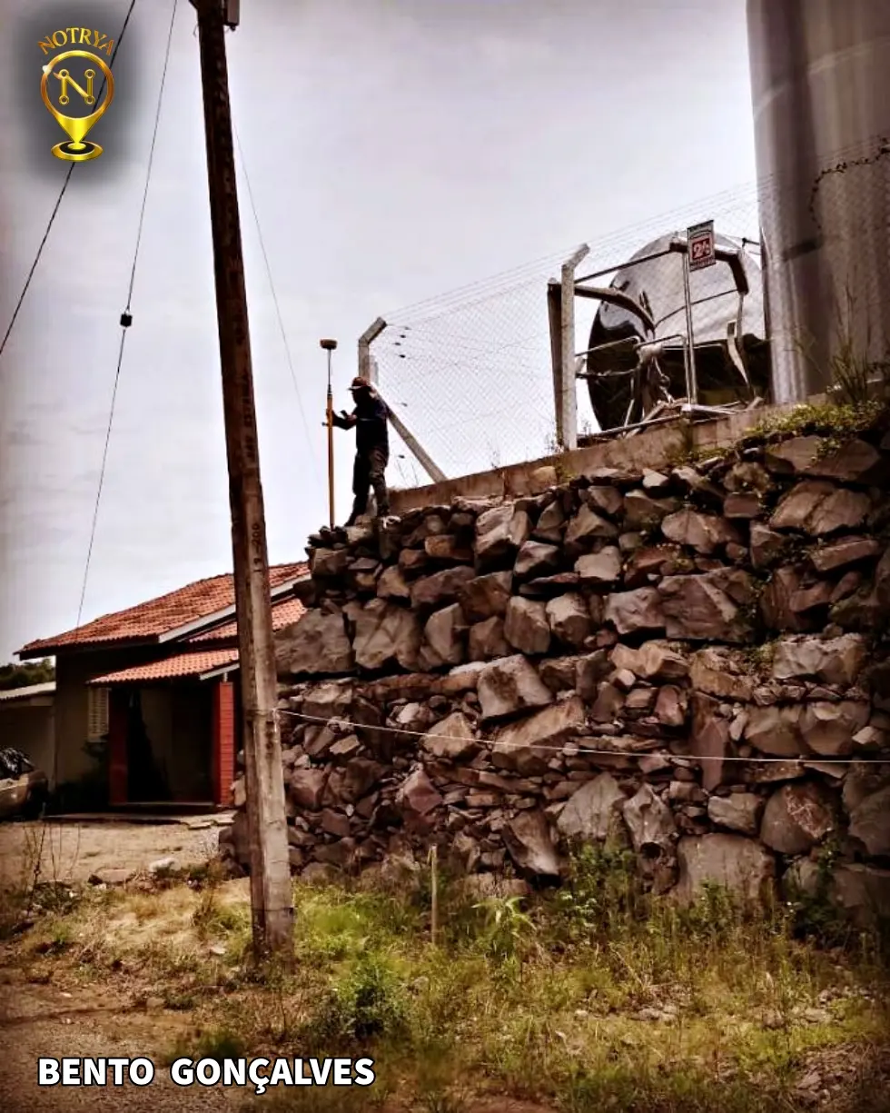 Levantamento com GNSS em terreno urbano de forte declive e muro de pedras