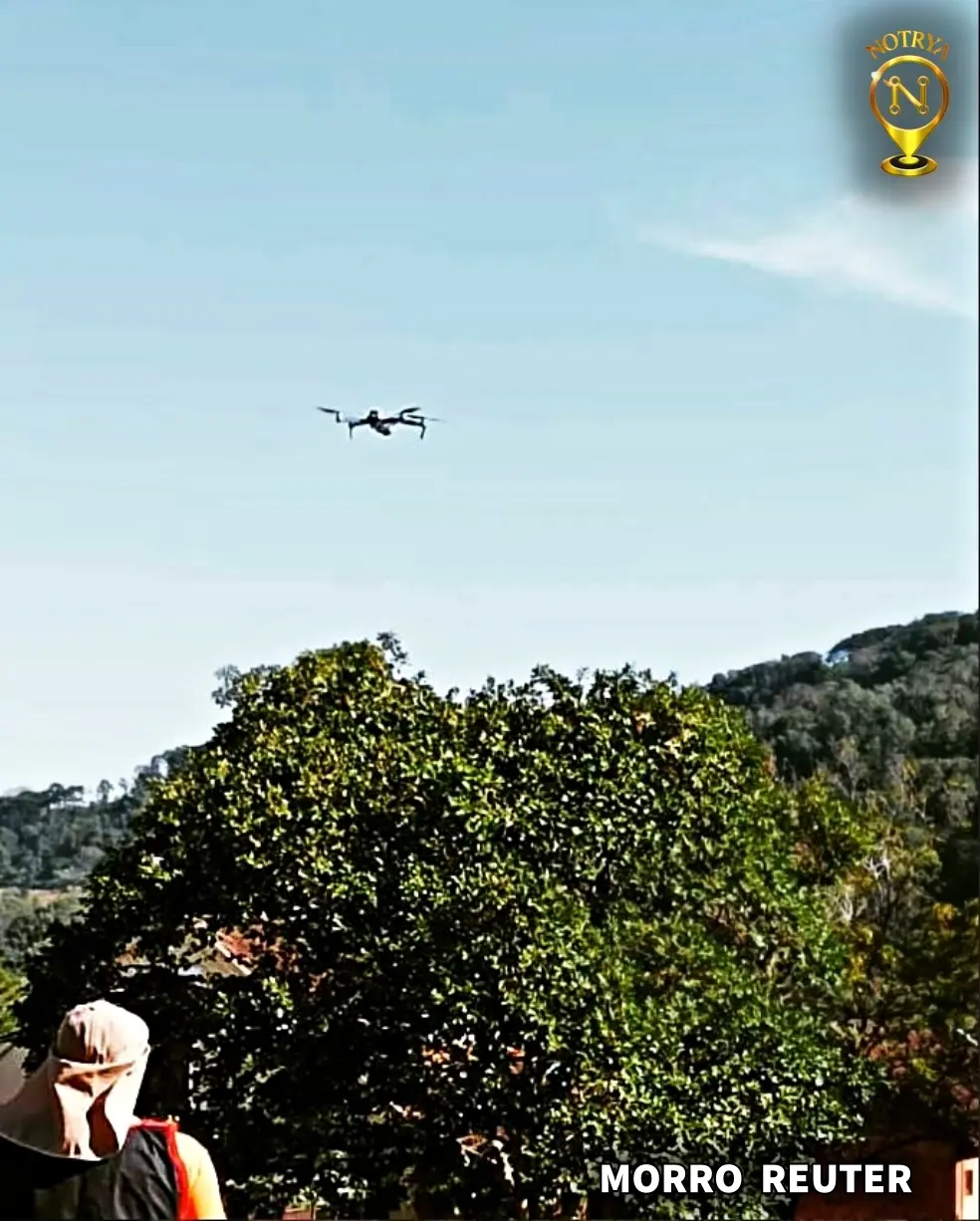 Drone em operação durante levantamento em área de relevo